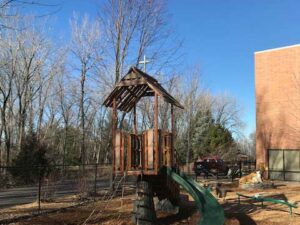 TL-101 is a single post tree house play structure that is part of the TreeLine playground series.